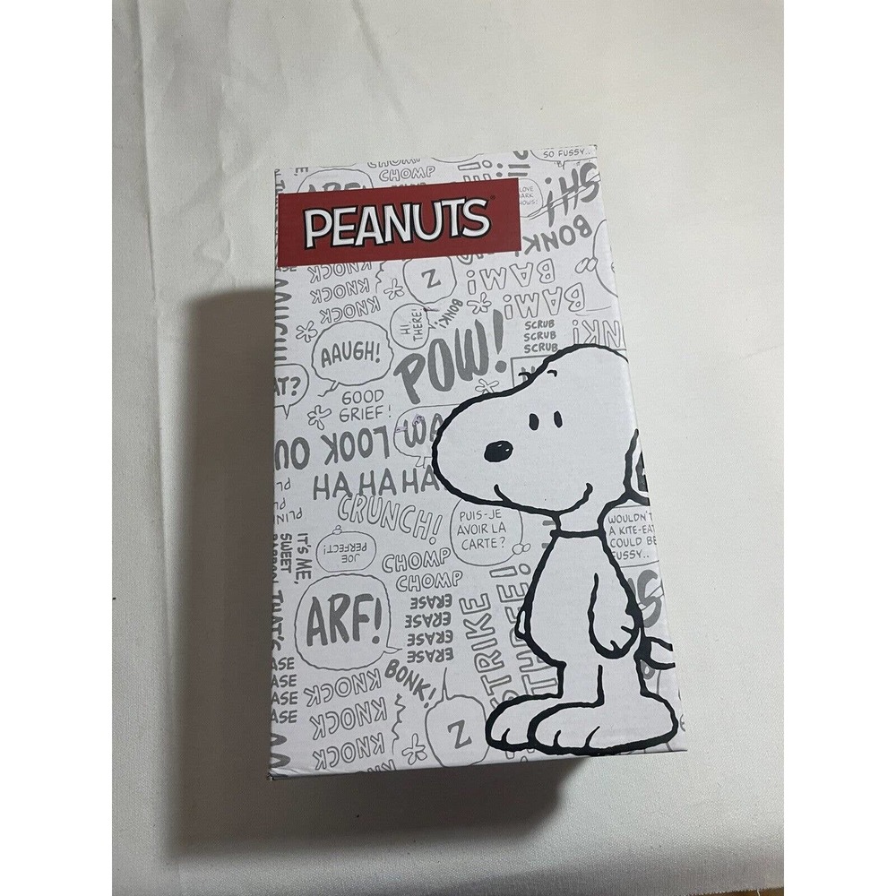 Peanuts Snoopy with hearts White Canvas Lace up Shoes-New in Box- Size 1